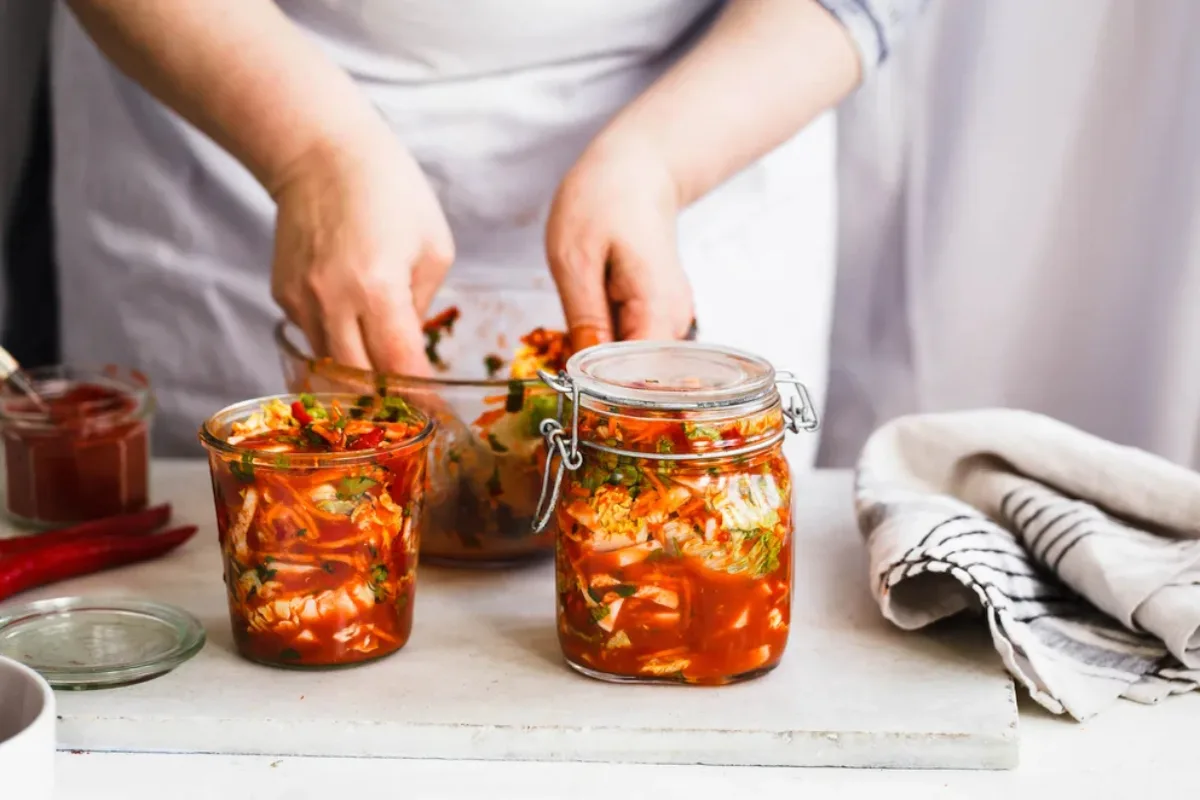 El kimchi es un alimento fermentado rico en probióticos, que ayuda a mantener un equilibrio saludable en la flora intestinal. / Foto: Shutterstock