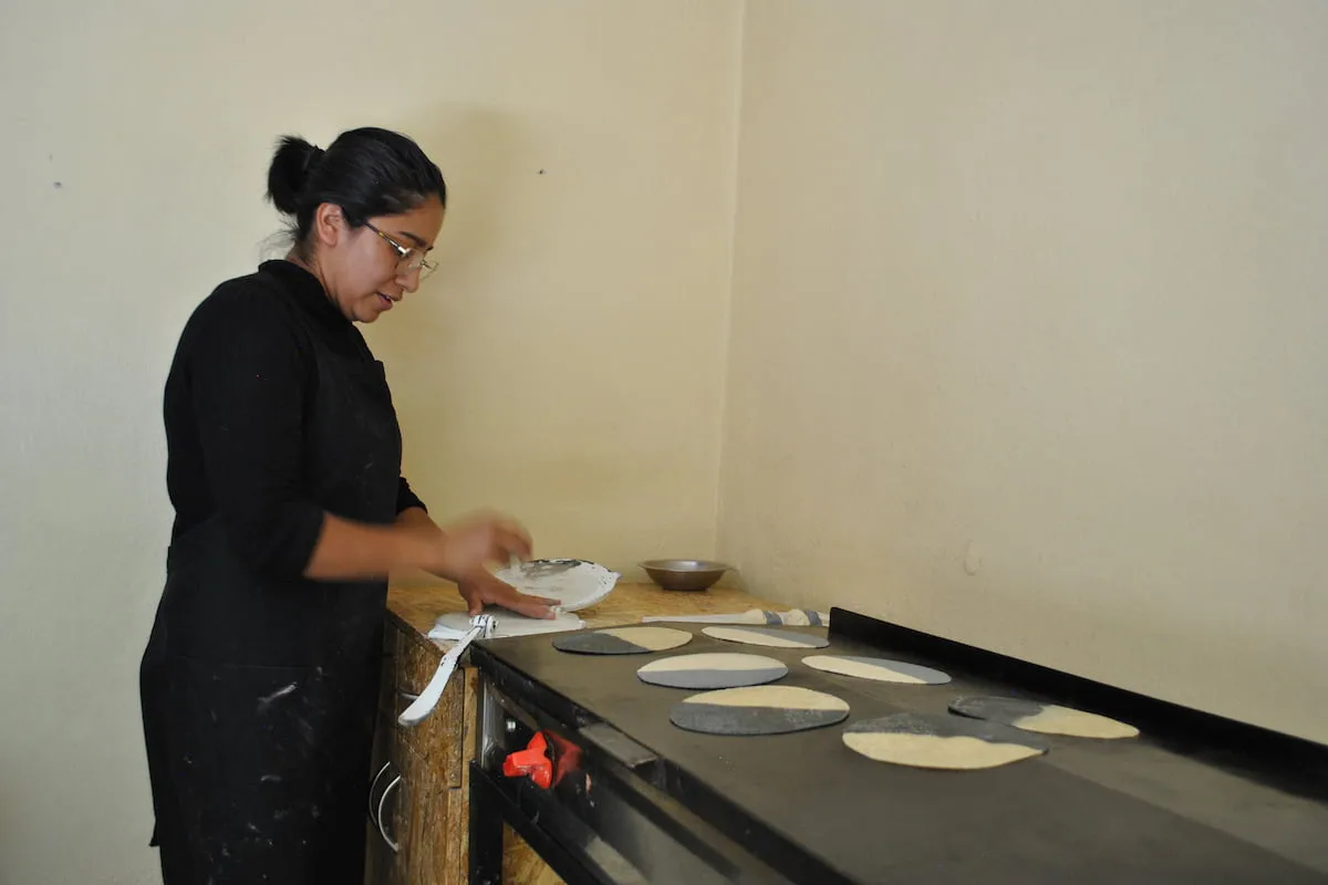 Montse elaborando tortillas de Nixcome.