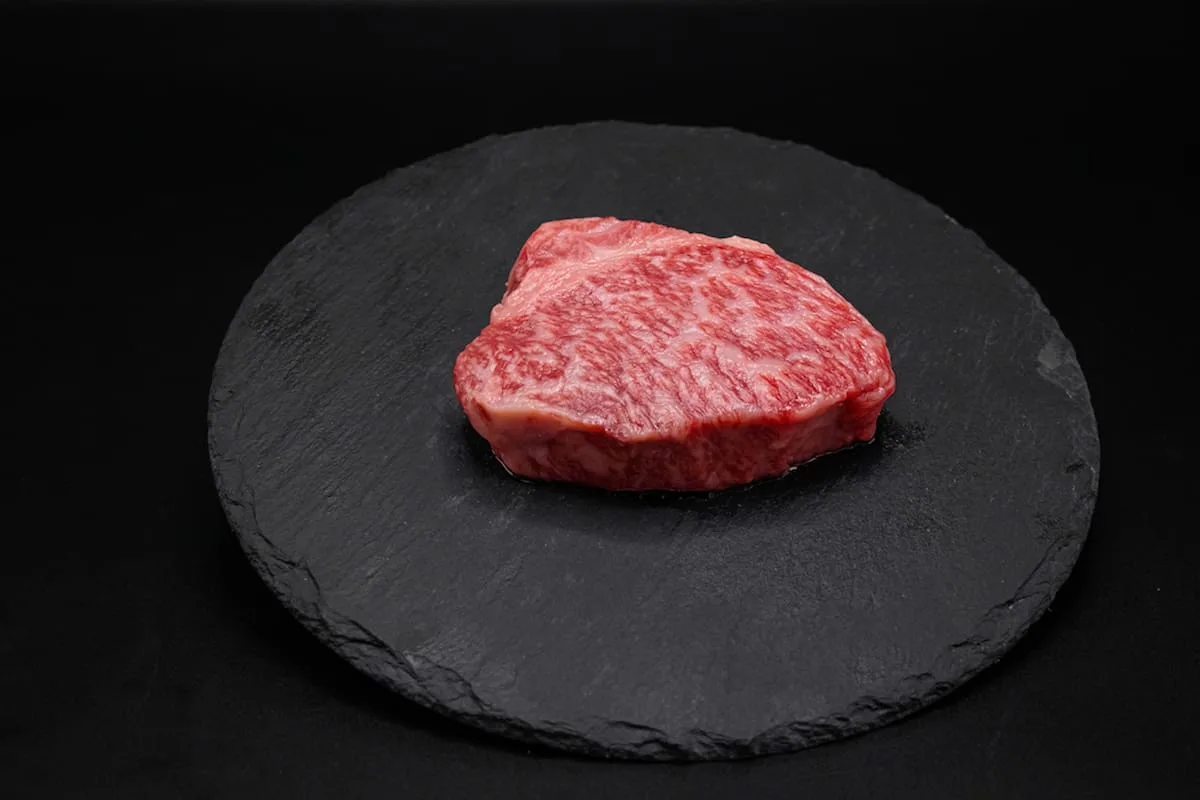 La carne Kobe es reconocida por su exquisito sabor, por su suavidad y por la alta cantidad de grasa intramuscular.