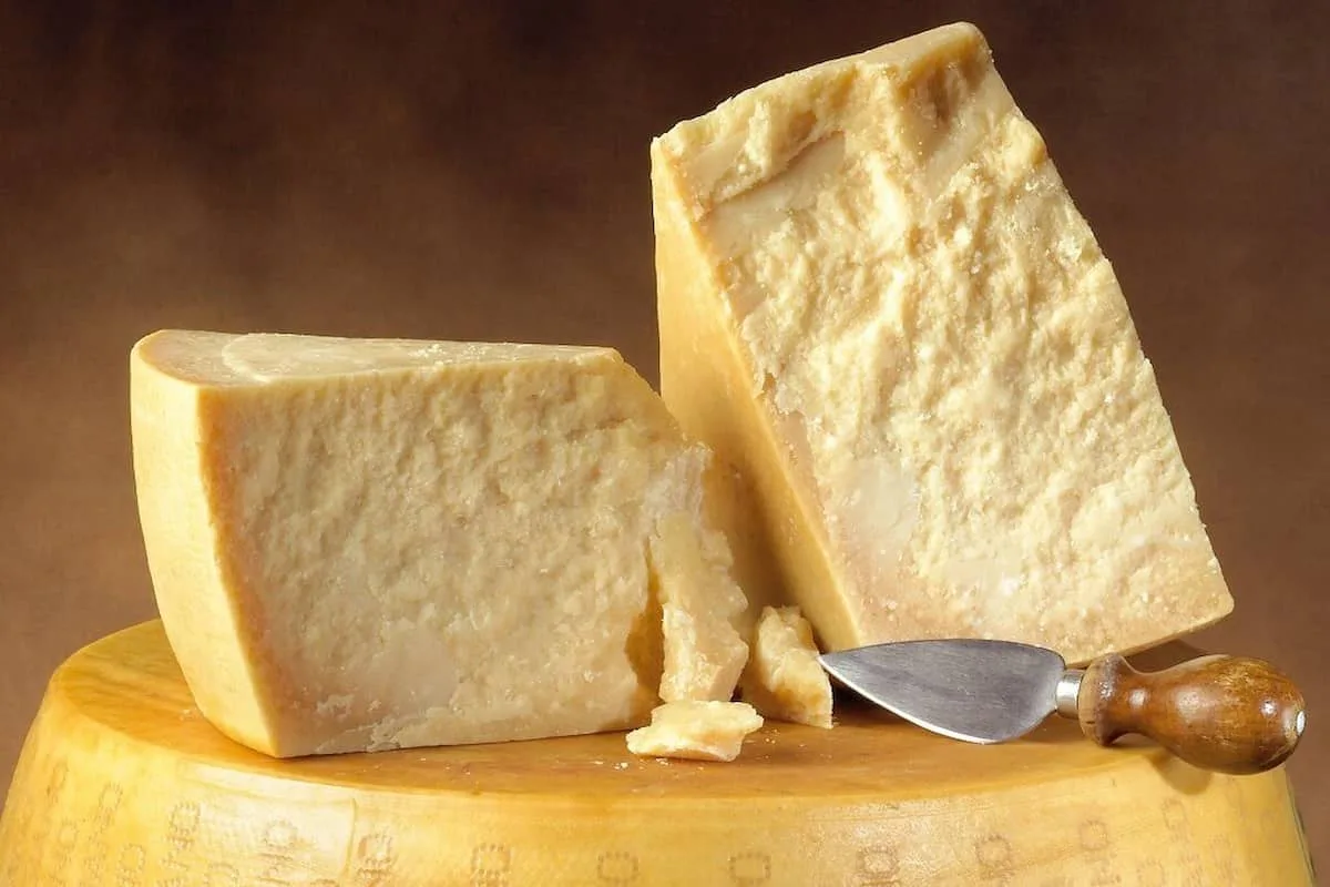 cómo se corta el queso parmesano