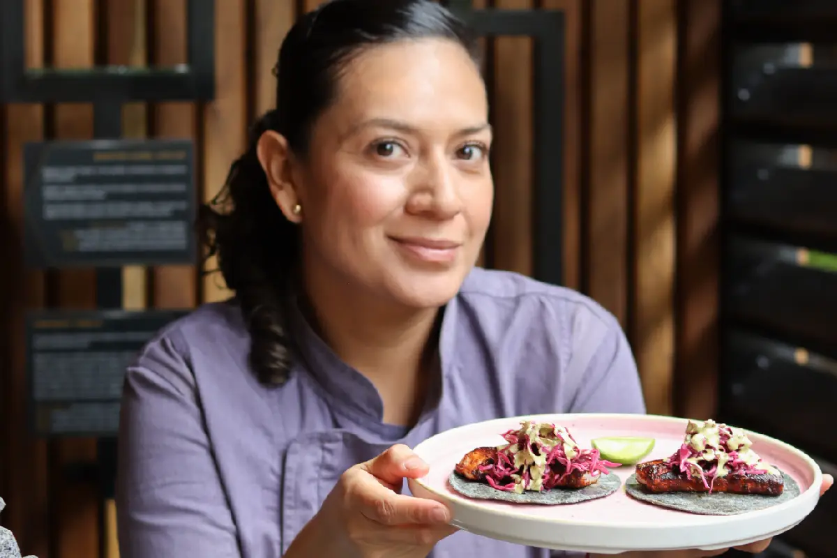 La Chef Alejandra Sánchez en este abril -en unas cuantas semanas- cumplirá su octavo año trabajando en los restaurantes de la cadena hotelera. 