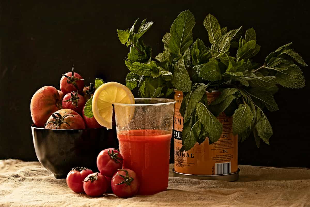 El jugo de tomate es una fuente de vitaminas y rico en nutrientes.