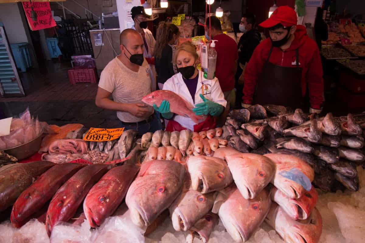 La Nueva Viga atiende una demanda grande de pescados y mariscos por Semana Santa.