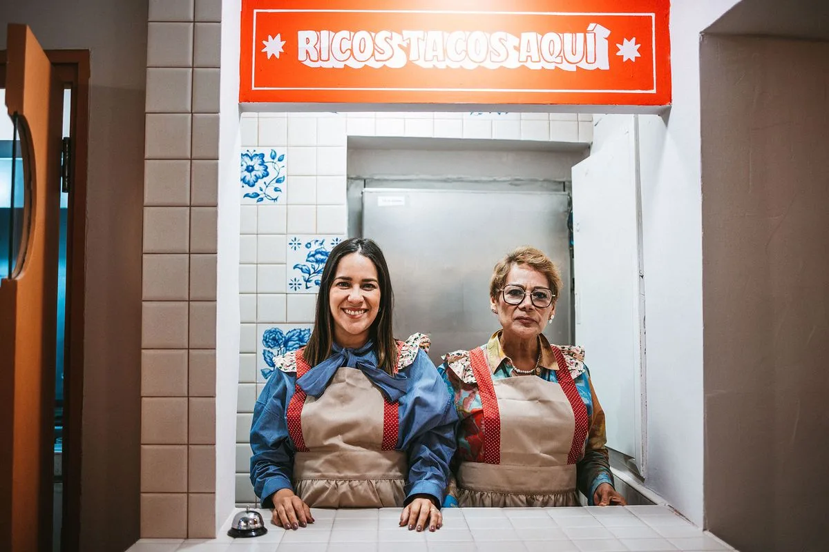 Madre e hija, propietarias de Mami Tacos, birrieria en Madrid.