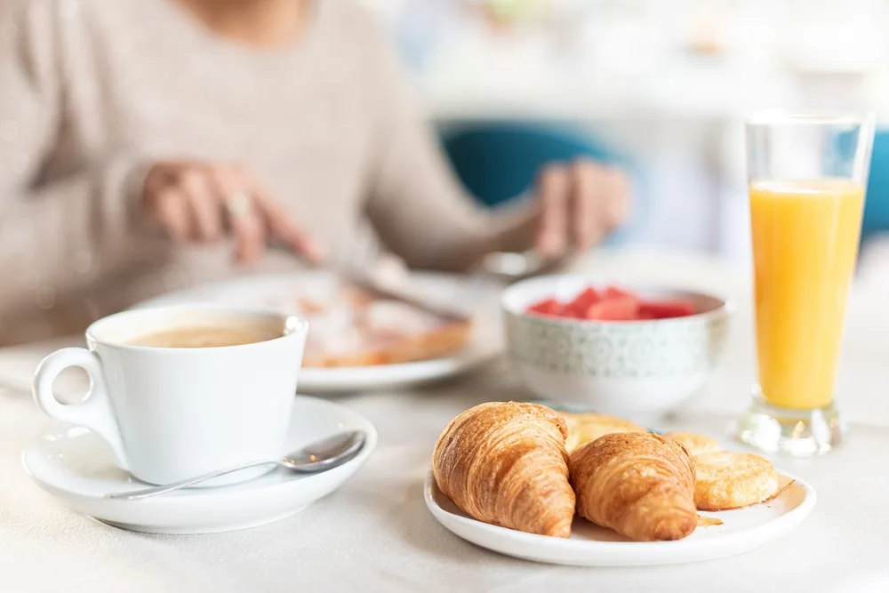 ¿Por qué es mejor esperar a comer algo antes de tomar café?