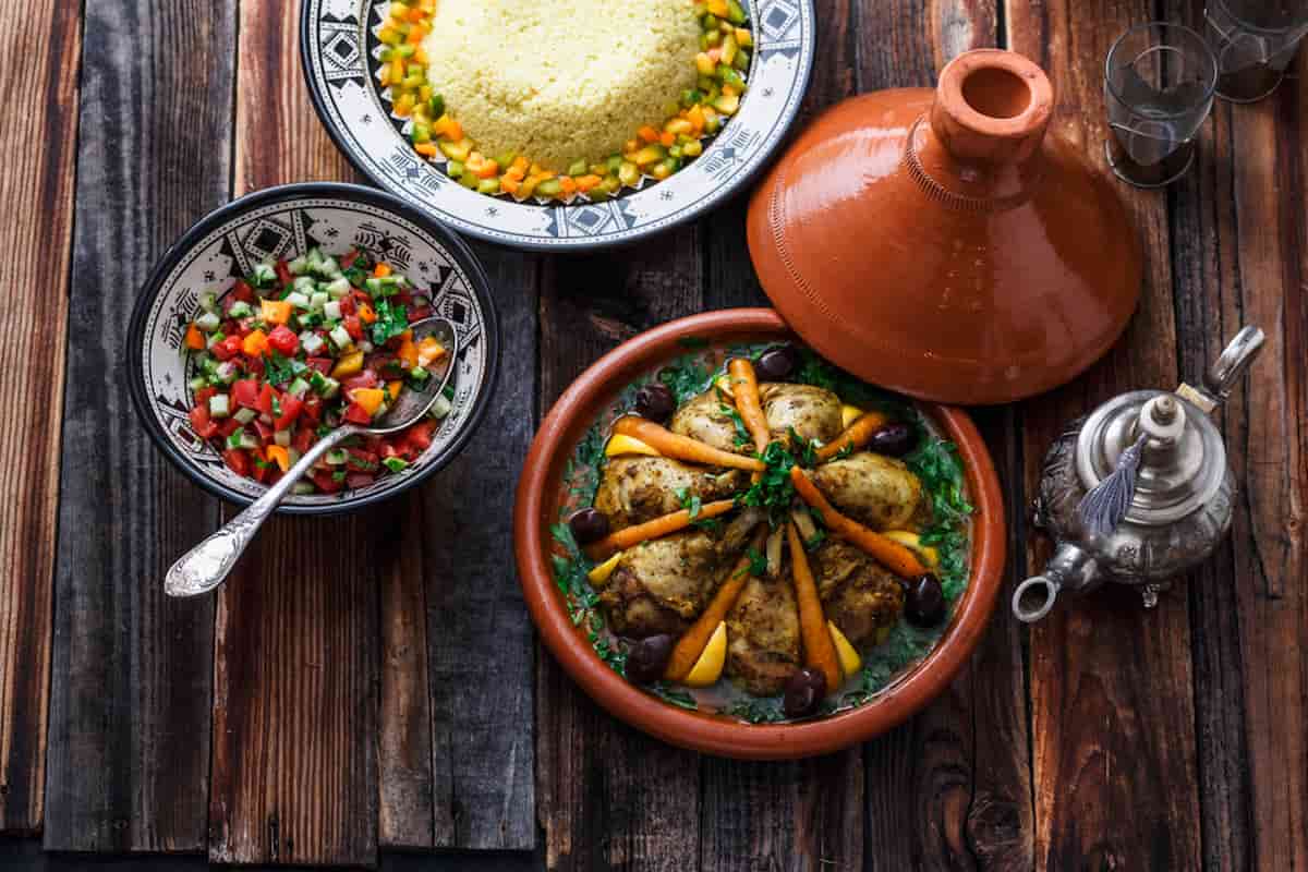 Cocina marroquí tajine de pollo, cuscús y ensalada