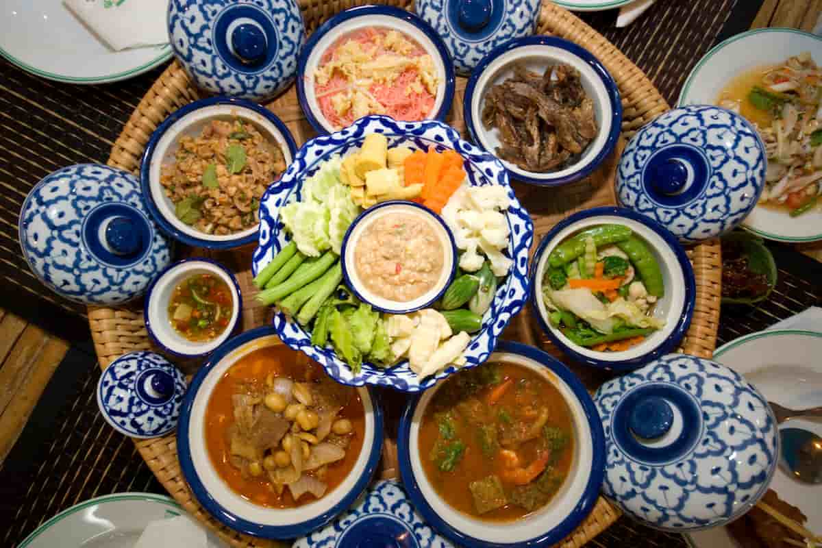  la cocina tailandesa consiste en carne de cerdo o de pollo, verduras, hierbas servidas sobre arroz o bien sopas con fideos o sin ellos.