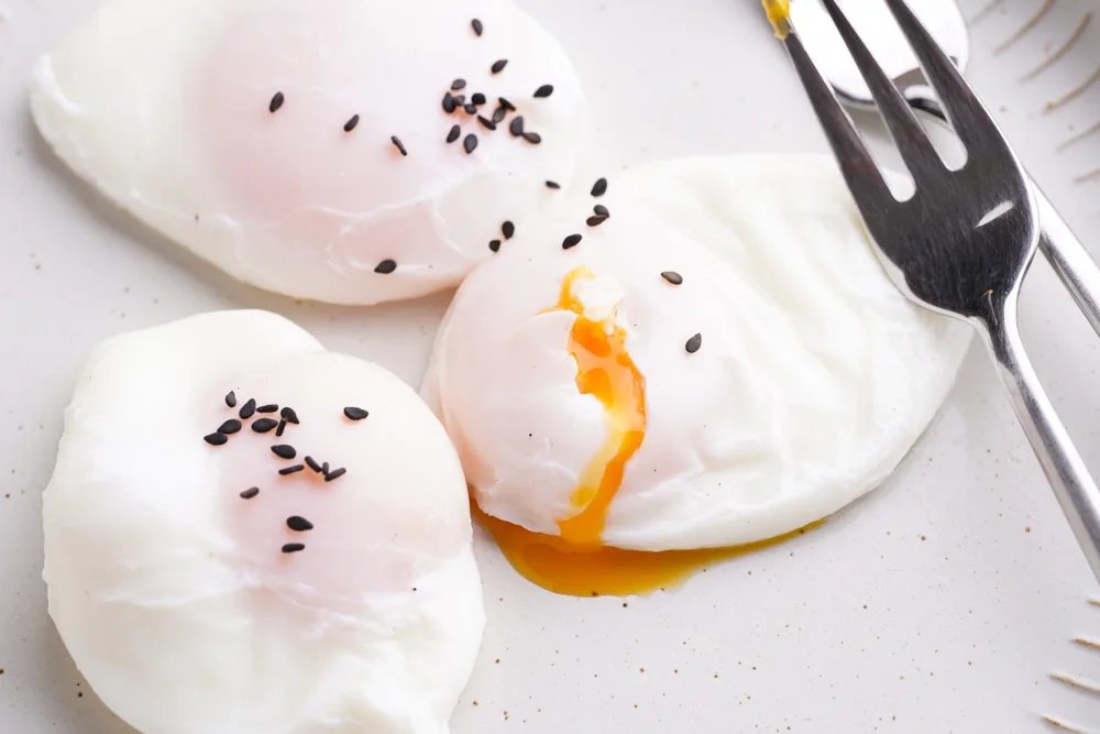 Para preparar tus huevos benedictinos primero tienes que dominar esta técnica y lograr que tus huevos poché queden perfectos