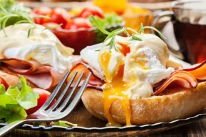 Para preparar tus huevos benedictinos primero tienes que dominar esta técnica y lograr que tus huevos poché queden perfectos. / Foto: iStock