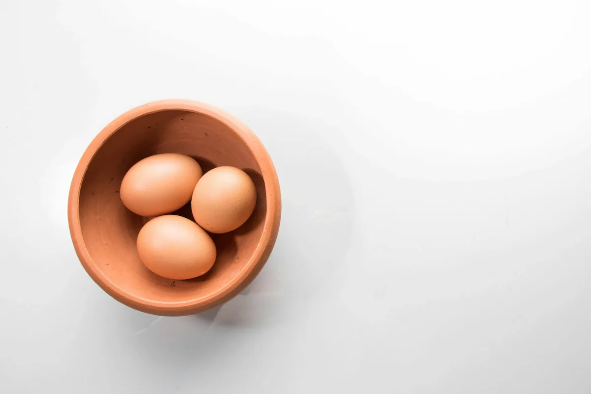 Los huevos de gallina son un aporte muy rico por sus propiedades alimenticias, pero estas no se quedan solo en el interior de este, sino también en la cáscara.