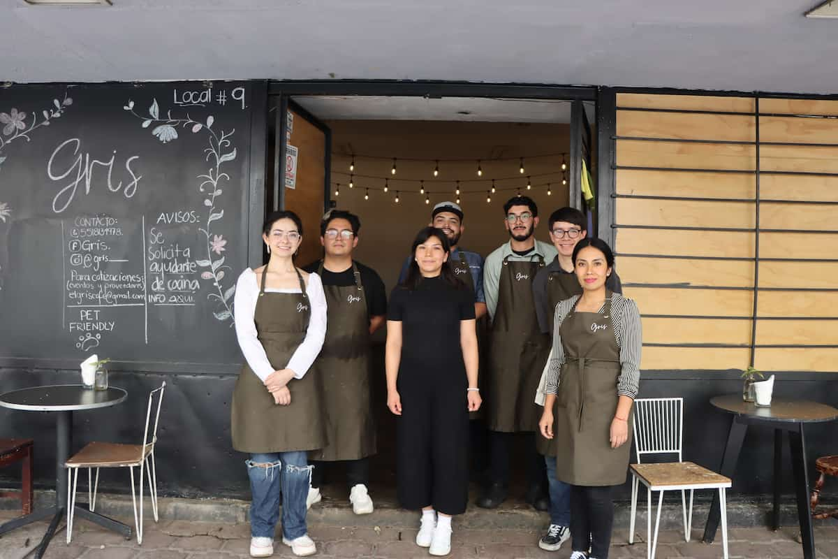 Equipo del restaurante El Gris, ubicado en Tlatelolco.