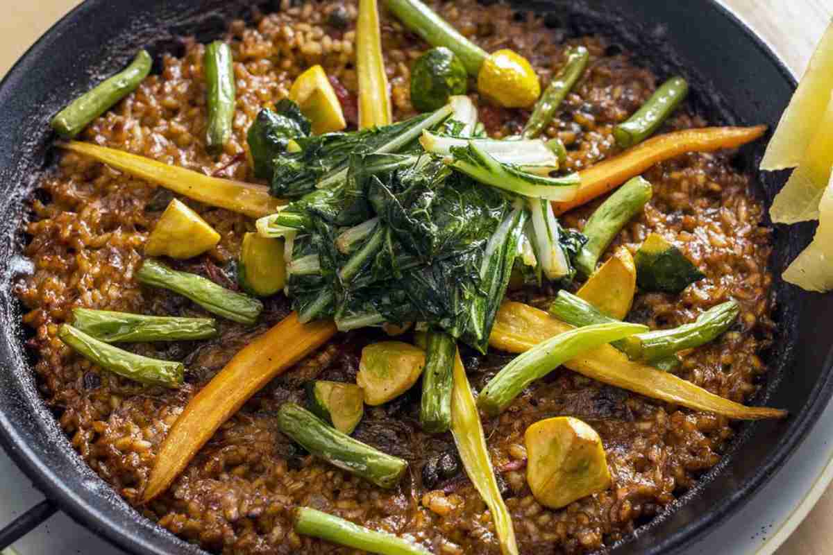 arroz de vegetales, con zanahorias, aceitunas y bok choi.