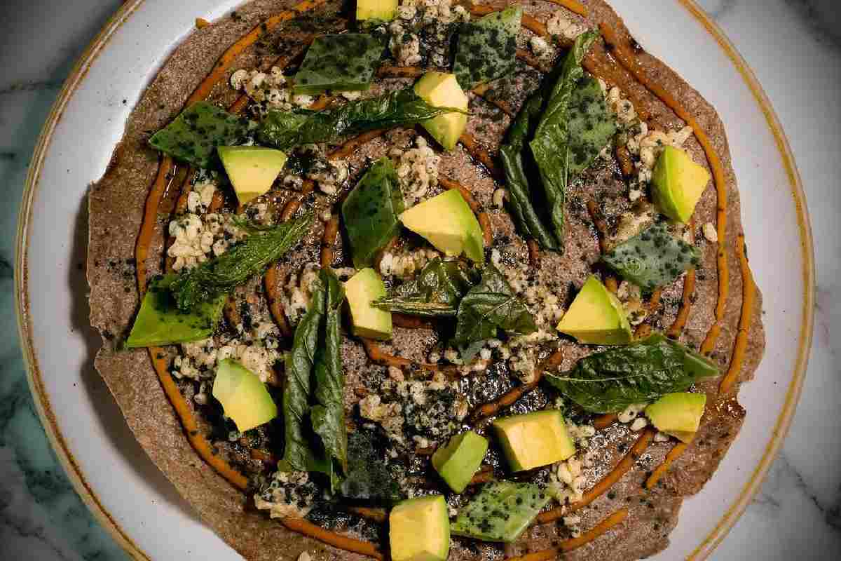 Tlayuda de escamoles a la mantequilla con asiento oaxaqueña y aguacate que podrás encontrar este Día de las Madres en Balcón del Zócalo.