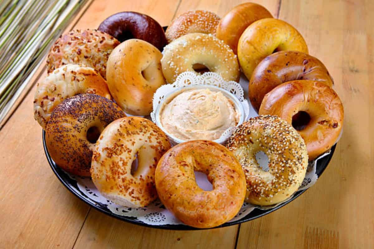 Ahora lo podemos encontrar en casi cualquier cafetería y hay una gran variedad de bagels, en su técnica de elaboración y su relleno, que va de lo dulce a lo salado. / Foto: iStock