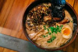 Aquí te decimos en dónde comer el mejor caldo de fideos japonés en la CDMX. / Foto: iStock