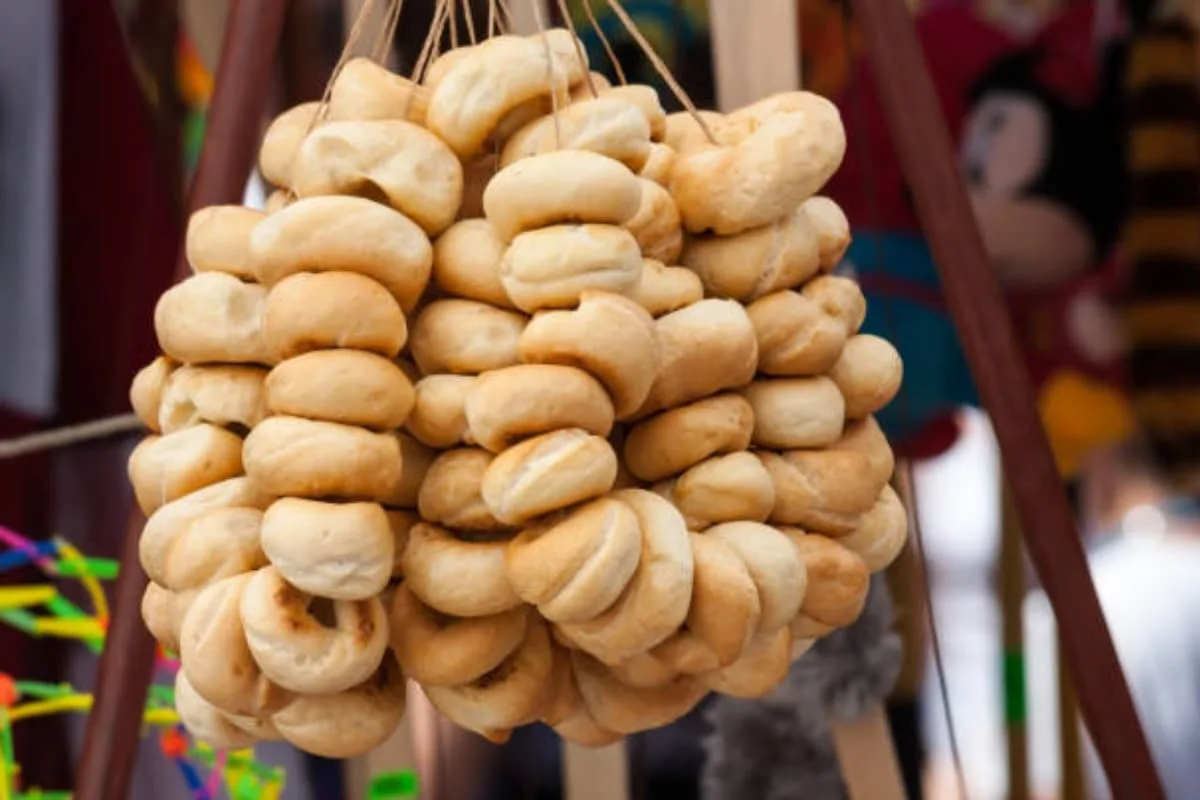 Comenzó como un alimento callejero, ensartado en palos de madera para facilitar su transportación. / Foto: iStock