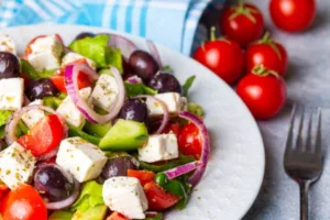 Conocida en Grecia como horiatiki, esta ensalada ha sido un elemento básico de la cocina griega durante siglos. / Foto: iStock