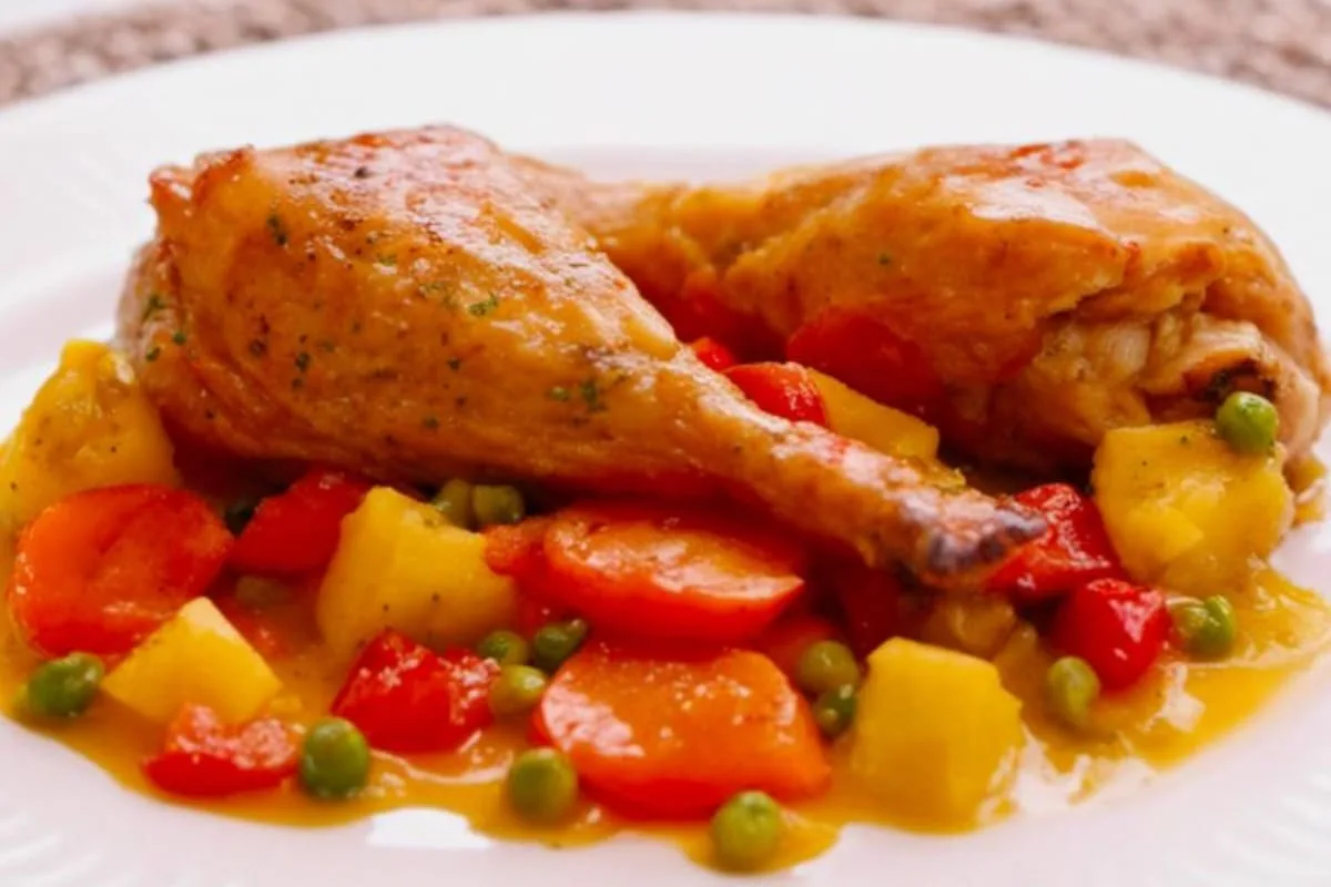 El pollo a la jardinera es considerado una opción saludable debido a su combinación de proteínas magras del pollo y una variedad de verduras frescas. / Foto: iStock
