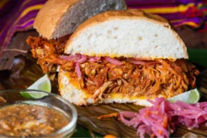 La cochinita pibil la podemos deleitar en taco o torta, ¿a ti cuál te gusta más?. / Foto: iStock