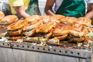 Las tortas gigantes chilangas sí tienen TO-DO. / Foto: Shutterstock