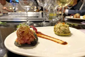 Pellizcadas de escamoles y tostada de toro con salsa de chapulines por el chef Mauro de los Santos. / Foto: Animal Gourmet