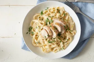 Cómo preparar pollo en salsa Alfredo