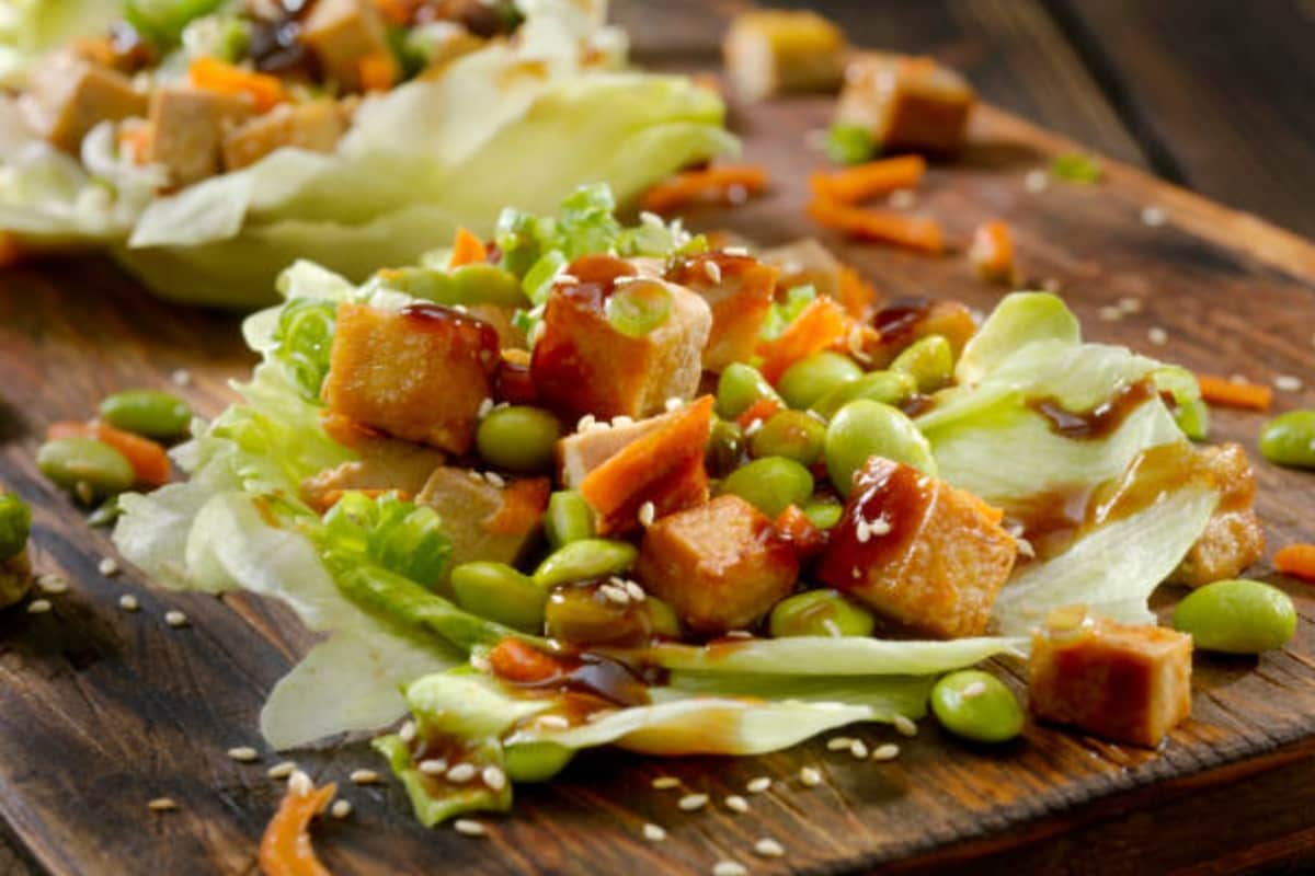 Prepara estos sencillos tacos de lechuga con pechuga de pollo. / Foto: iStock