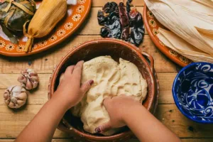 Preparación de masa para tamales de cabecita de perro.