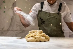 Preparación de pasta desde cero con el chef Rafael Prado.