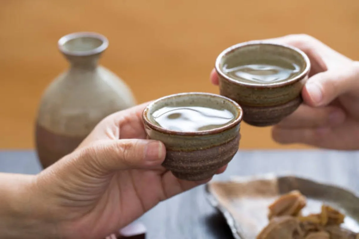 El sake se bebe en un juego de sake tradicional que suele ser de cerámica o loza e incluye una jarra para servirlo, llamada 'tokkuri', y unas tazas más pequeñas, denominadas 'ochoko'. / Foto: iStock