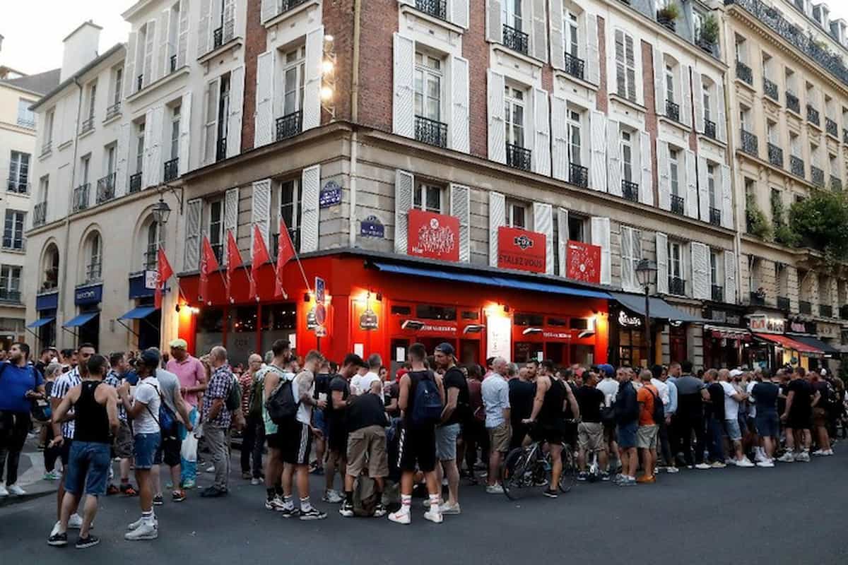 filas eternas de turistas para visitar restaurantes locales