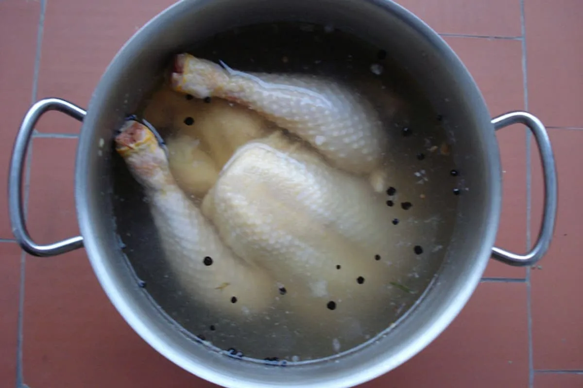 cómo hacer una salmuera para pollo 