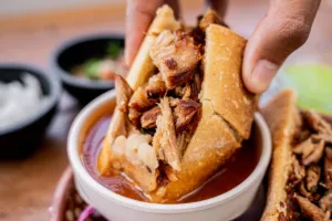 ¿Qué tal te caería una torta de birria remojada en su rico caldito? / Foto: Shutterstock