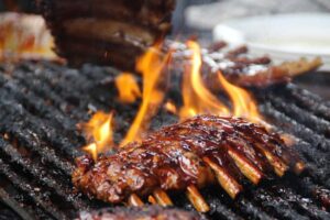 Actualmente, se ha popularizado la preparación de las costillas de cerdo en la freidora de aire, recibiendo el nombre de costillas marinenses y siendo una forma más rápida que el horno. / Foto: iStock