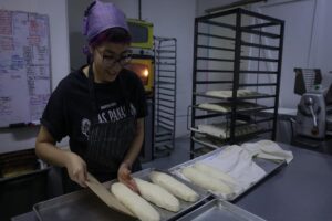 Alma Palomec se encarga de la preparación del pan en Las Panas.