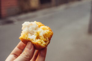 El Arancino más grande con un peso de 32,7 kilos se preparó en Catania y ganó el Libro Guinness de los récords mundiales en 2019. / Foto: Shutterstock