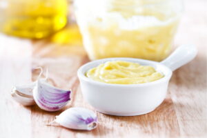 El alioli, en su versión original consistía en un majado de ajos y aceite de oliva ligado hasta formar una crema. Incluso hay morteros cerámicos especiales para tal fin. / Foto: Shutterstock