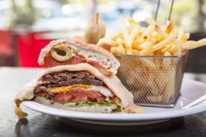 El chivito es un sándwich de Uruguay, hecho con carne de res y otros ingredientes como el huevo, generalmente aderezado con mayonesa y acompañado de papas fritas, algunas veces con ensalada. / Foto: iStock