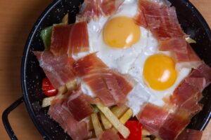 En 1698, año del que data el archiconocido cuadro de Diego Velázquez “Vieja friendo huevos”. Se trata de un óleo que muchos identifican con un bodegón. / Foto: Shutterstock