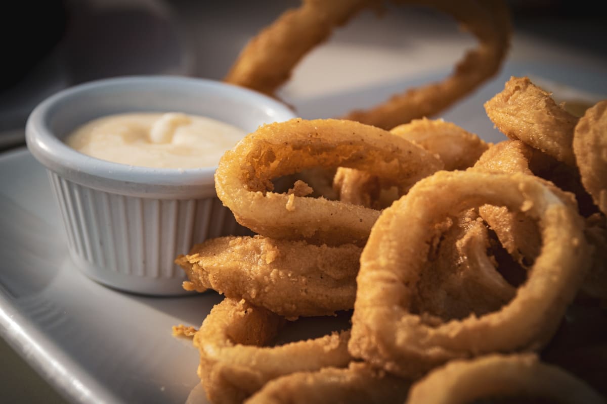 En el País Vasco francés esta salsa acompaña típicamente a los calamares a la romana. / Foto: Shutterstock