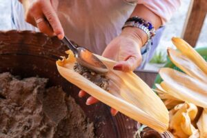 En hoja de plátano o de maíz, los tamales veganos son una gran opción, los hay oaxaqueños de mole con nopales, rojo con rajas y queso, verde con champiñón, mermelada de manzana. / Foto: Shutterstock