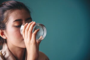 Este espasmo repentino provoca un cierre de la glotis, la abertura en la garganta que permite la entrada de aire hacia los pulmones. / Foto: iStock