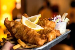 Este plato de pescado rebozado y frito con sus patatas fritas de guarnición, tremendamente popular en el Reino Unido, es una delicia que os recomendamos probar en algún momento de la vida. / Foto: iStock