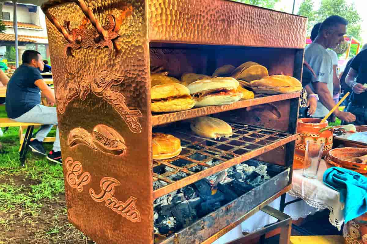 La famosa torta es un platillo tradicional del Pueblo Mágico de Santa Clara del Cobre. 