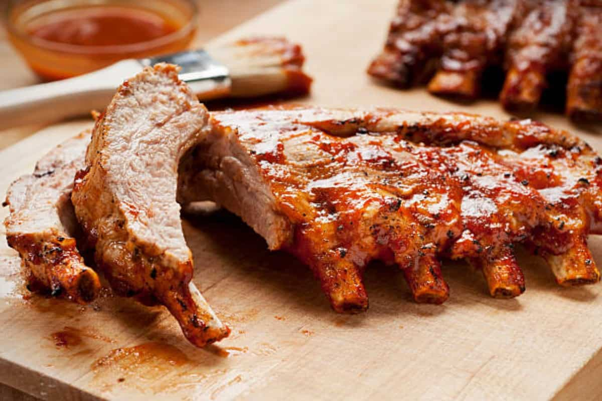 La popular salsa denominada BBQ, con la que se acompañan las costillas, se preparaba a base de vinagre y pimienta, a la que con el tiempo se le agregó salsa de tomate y azúcar. / Foto: iStock