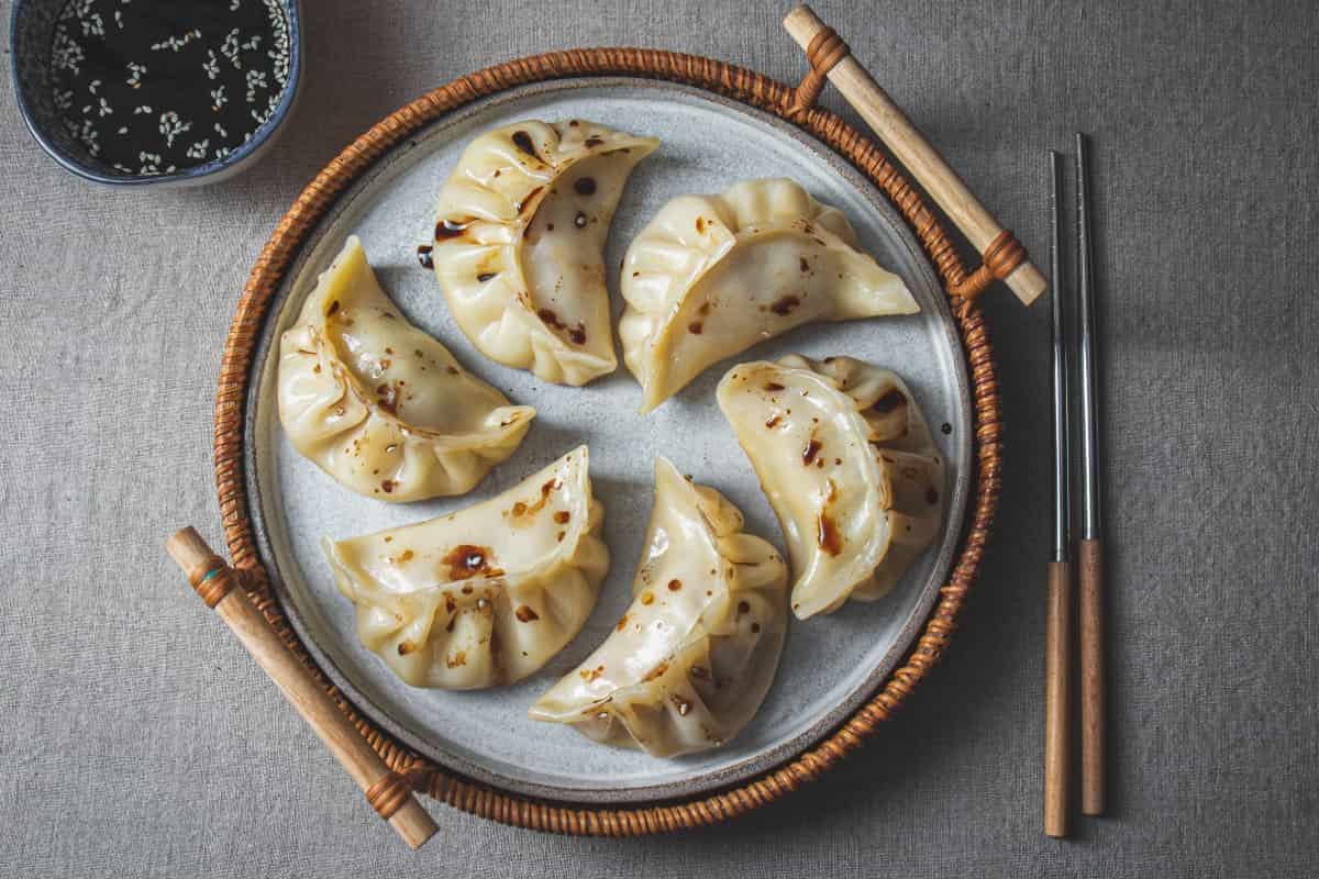 Los dumplings se moldean en forma de capullo, luego se cuecen al vapor en una canasta de bambú. / Foto: Shutterstock