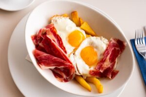 Los huevos rotos con jamón, con solomillo, con chorizo, con chistorra, con gulas o sin acompañamiento. Los huevos rotos son, sin duda, uno de los platos estrella en toda España. / Foto: Shutterstock