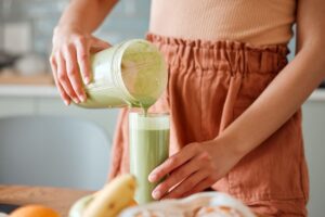 Comienza el día con un smoothie antiinflamatorio te comparto estas recetas. / Foto: Shutterstock