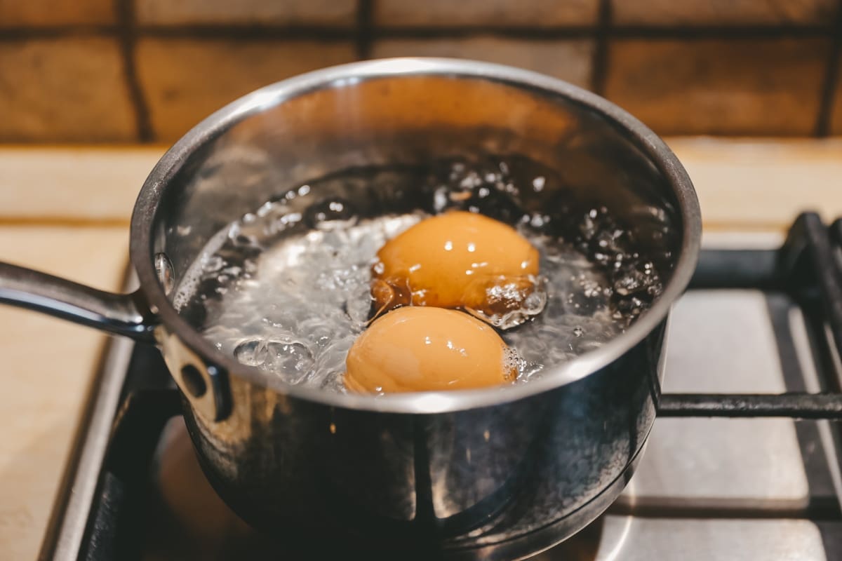 Para preparar unos huevos tibios más tiernos cuenta 5 minutos desde que lo introduces al agua. / Foto: iStock