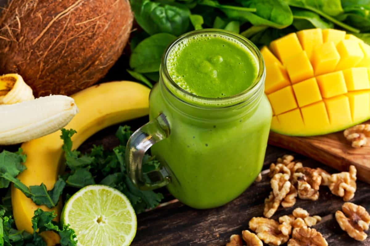 Receta de smoothie antiinflamatoria con mango, coco, linaza, espinaca y miel. / Foto: Shutterstock